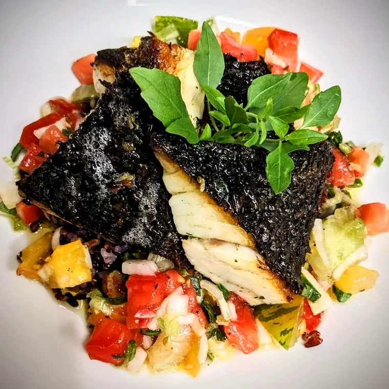 Une assiette dressée par la cuisine de La Table des Balmes