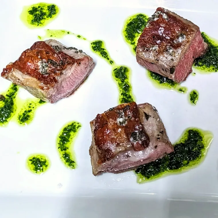 Une assiette dressée par la cuisine de La Table des Balmes