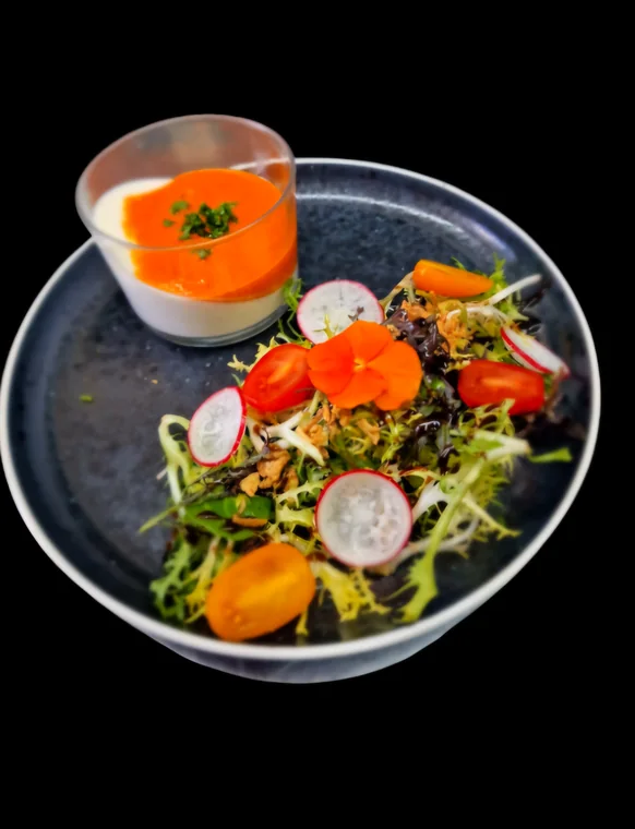 Une assiette dressée par la cuisine de La Table des Balmes